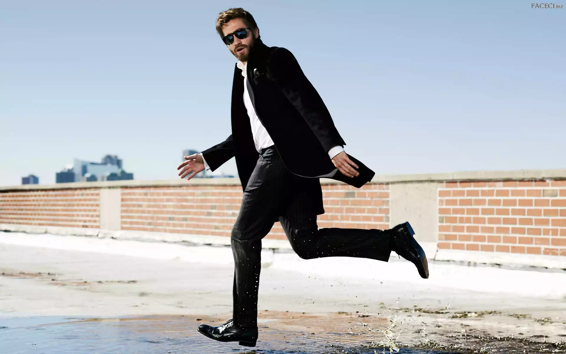 Aktor, Mężczyzna, Kałuża, Murek, Biegnący, Jake Gyllenhall